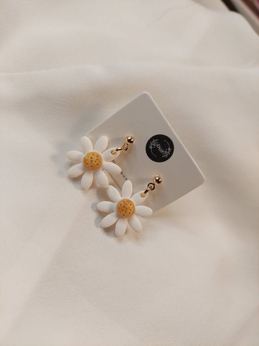 Dúil Dainty daisy earrings || handmade in Ireland || polymer clay earrings || small earrings || lightweight earrings || flower earrings